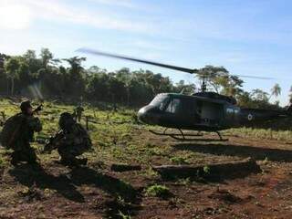 Agentes contaram com helicóptero da Força Área para ter acesso as fazendas onde haviam plantações de maconha (Foto: Assessoria de Comunicação/ Senad)