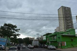 Céu visto pela rua Padre João Crippa, no centro da Capital (Foto: Paulo Francis)