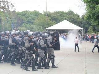 Tropa de choque da PM na frente da Assembleia.
(Foto: Marcos Ermínio).