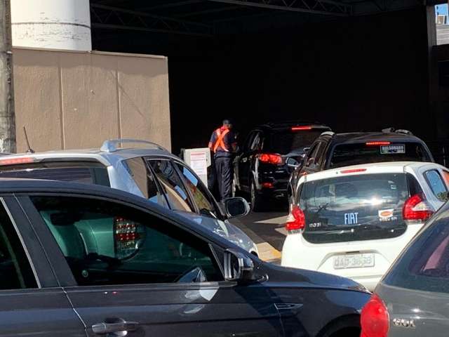 Ap&oacute;s queixas, Procon pede suspens&atilde;o de taxa de estacionamento do Comper