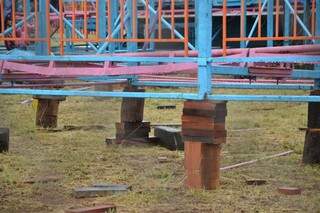 Estrutura de Montanha Russa foi montada em cima de tocos de madeira (Foto: Cleber Gellio)