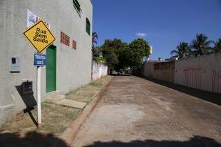 Rua sem saída é utilizada como pontos de drogas e prostituição. (Foto: Fernando Antunes)