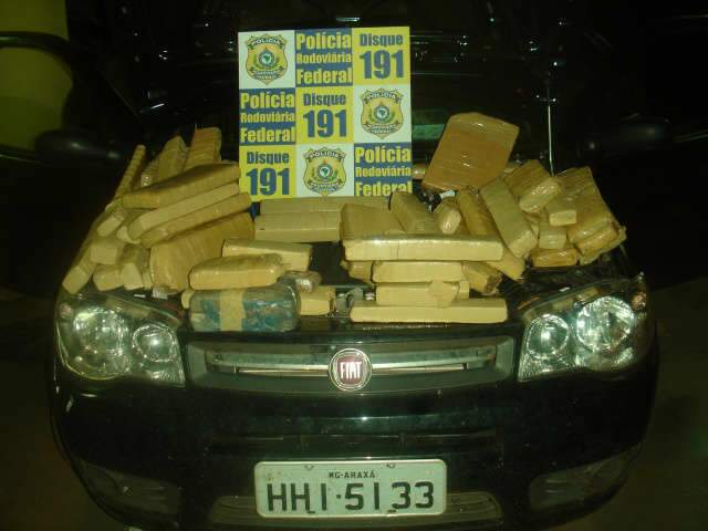  Carro com fundo falso escondia 63 kg de maconha em Guia Lopes