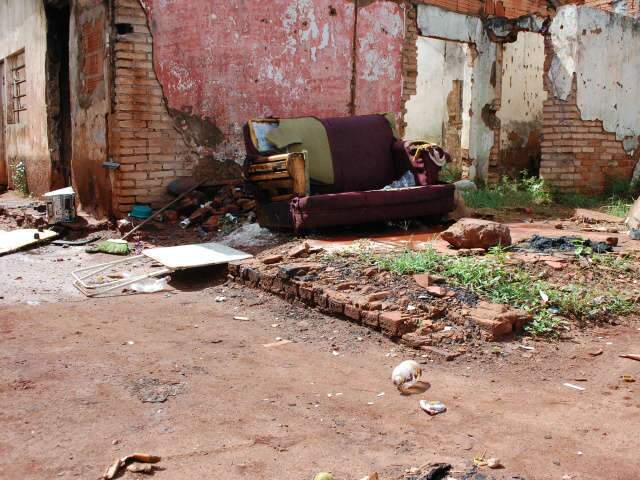  Casa utilizada como ponto de usu&aacute;rios de drogas pega fogo