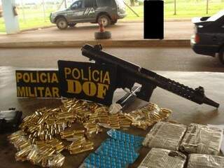 Submetralhadora, munições e comprimidos apreendidos pelo DOF. (Foto: Divulgação)