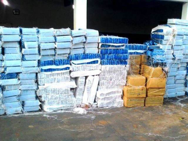 Tr&ecirc;s toneladas e meia de maconha s&atilde;o apreendidas em caminhonetes pela PM
