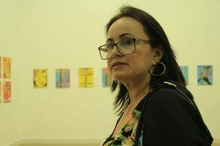 Elaine é arte educadora e disse que exposição é importante para chamar atenção das pessoas com relação ao crime sexual.  (Foto: Marina Pacheco)