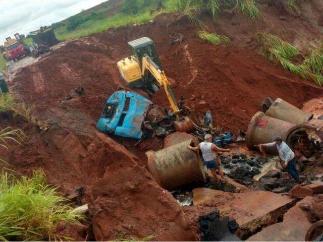 M&aacute;quinas retiram destro&ccedil;os de caminh&atilde;o em cratera na MS-475