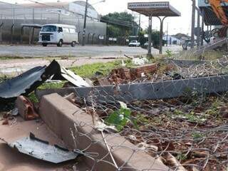 Cerca de empresa ficou destruída com batida de carro. (Foto: Henrique Kawaminami)