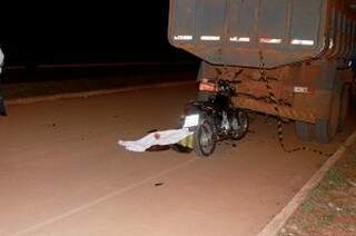 Carlos colidiu a moto que conduzia na traseira de uma caminhão, que estava estacionado no local. (Foto: Site Jovem Sul News). 