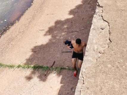 Homem foge da pol&iacute;cia, pula em c&oacute;rrego e se esconde em bueiro 