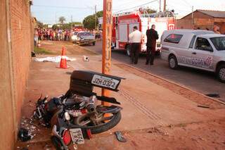 Motociclista foi parar entre ponto de ônibus e muro. (Foto: Mariana Lopes)