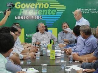 Prefeito José Gilberto Garcia (em pé) apresenta reivindicações a governador (Foto: Chico Ribeiro)