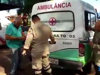 Paciente e médica ficaram presos dentro de ambulância no estacionamento da Santa Casa (Foto: Divulgação)