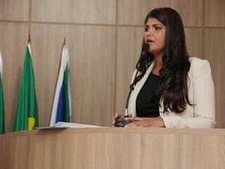 Simone assumiu na segunda-feira o comando da Câmara de Água Clara. (Fotos: CMAC/Divulgação)