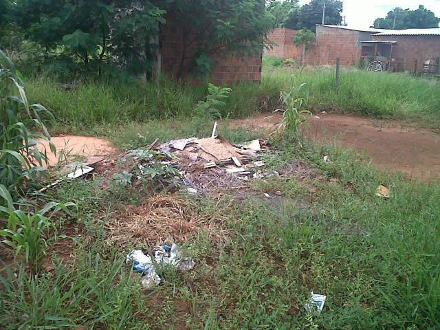  Moradora denuncia invas&atilde;o em terreno em frente a sua casa