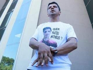 Paulo Roberto Teixeira Xavier usa camiseta com o rosto do filho vítima por engano de execução. O alvo era ele. (Foto: Arquivo)