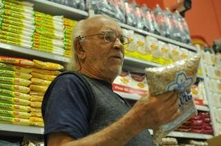 O aposentado de 81 anos, Adelino Medeiros conta que teve que diminuir o consumo de feijão por conta do preço (Foto: Alcides Neto)