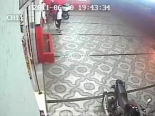Ladrões ameaçam funcionário ainda na entrada do açougue.(Foto: Reprodução)
