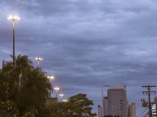 Céu nublado da Capital, visto da Avenida Afonso Pena nesta manhã (Henrique Kawaminami)