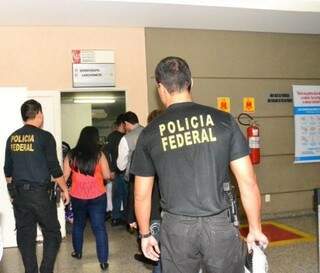 Policiais federais durante buscas no Hospital de Câncer de Campo Grande (Foto: Simão Nogueira/Arquivo)