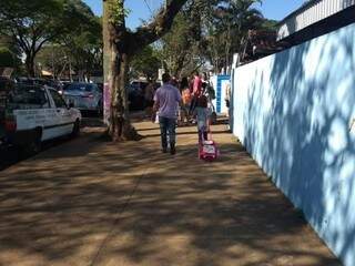 Alunos deixam escola na área central de Dourados na manhã de hoje (Foto: Helio de Freitas)