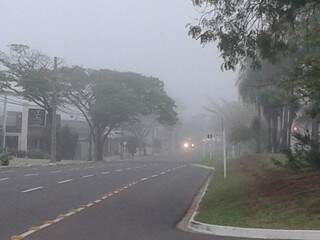 Neblina fina cobre parte da avenida Afonso Pena. (Foto: Francisco Júnior)