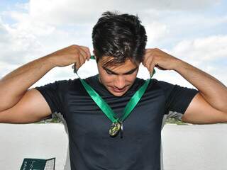 Com as medalhas no pescoço ele fala das vitórias. Ouro e Prata no Campeonato Brasileiro de Canoagem e Paracanoagem Velocidade. (Foto: João Garrigó)