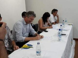 Verruck, pela Semagro, assinou acordo com Promotoria de São Gabriel do Oeste. (Foto: MPMS/Divulgação)
