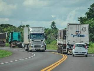 Todo contrabando que entra pela fronteira seca do Brasil com o Paraguai passa pela BR 163 (Foto: Arquivo)