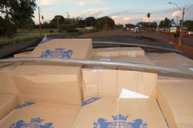 PRF flagra carreta com 20 mil pacotes de cigarros e motorista &eacute; preso