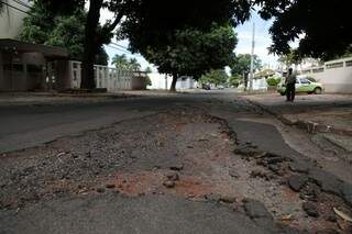 Rua Abrão Julio Rahe, buraco e fissuras no asfalto próximos ao meio fio. (Foto: Fernando Antunes)