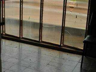 Bandidos quebraram o vidro e tentaram entrar na capela central (Foto: Alcides Neto)