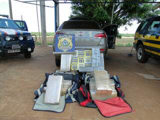 A droga estava acondicionada sobre o banco e dentro do porta-malas do veículo. (Foto: divulgação)