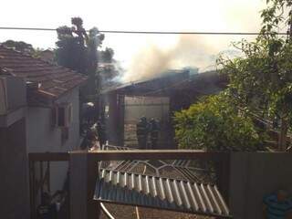 Bombeiros controlam incêndio em eletrônica na área central de Dourados (Foto: Adilson Domingos)