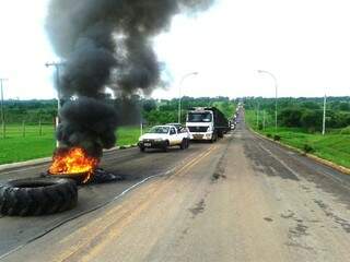 Manifestantes colocaram fogo em pneus para impedir passagem de condutores (Foto: Da hora bataguassu)