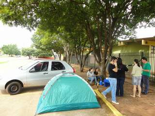 Acadêmicos acampados em frente à UEMS (Foto: Wagner Rodrigues Barboza)
