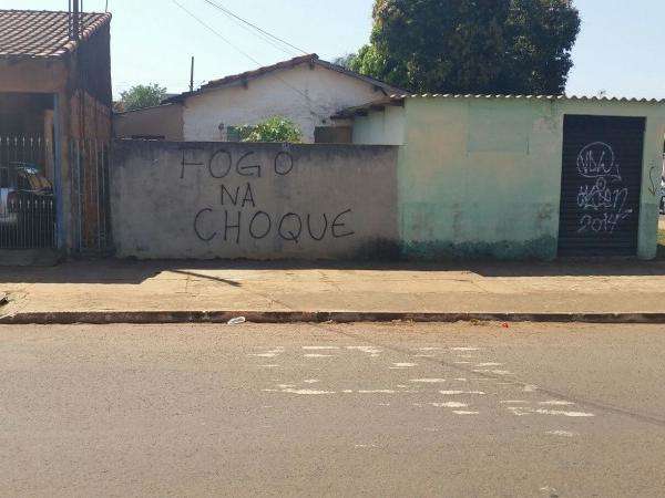 Criminosos amea&ccedil;am policiais com frase em muro ap&oacute;s apreens&atilde;o de droga 