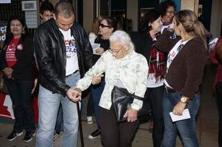 Maria Aparecida, aos 81 anos faz questão de participar da votação (Foto: Cleber Gellio)