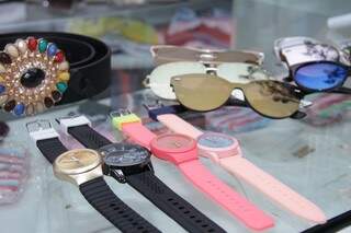 Acessórios como cintos, óculos e relógios estão por R$ 15,00 cada.  (Foto: Kísie Ainoã)