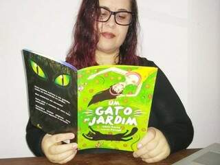 Este é o primeiro livro solo da Tânia Souza, que segura a obra na foto acima.    (Foto: Acervo Pessoal)