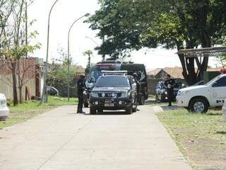 Carros com o preso e escolta deixam Imol em Campo Grande rumo ao presídio federal. (Foto: Kísie Ainoã). 