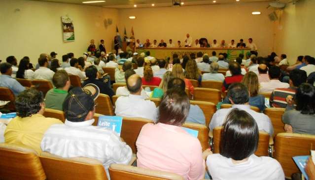 Encontro do Leite reuniu produtores, acad&ecirc;micos e profissionais