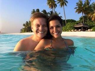 Foto do casal em janeiro, nas Ilhas Maldivas.