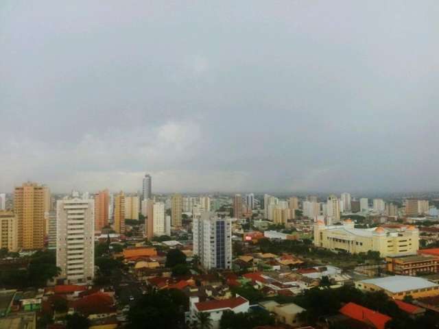 Depois de muito calor, chuva e ventania diminuem temperatura na Capital
