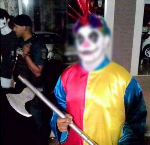 Jovem vestido de palha&ccedil;o e com machado &eacute; visto em avenida no interior