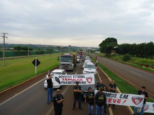 Em greve, policiais civis bloqueiam BR-163 na regi&atilde;o de Dourados