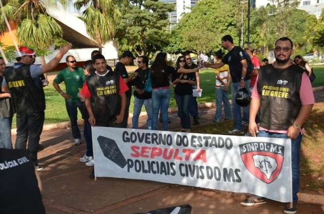 Pol&iacute;cia faz manifesta&ccedil;&atilde;o na pra&ccedil;a e far&aacute; carreata at&eacute; Assembleia