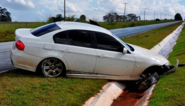 Carro derrapa e sai da pista na MS-134 