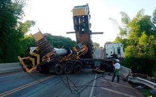 Guindaste bloqueia a rodovia desde sexta-feira. (Foto: Divulgação Idest)